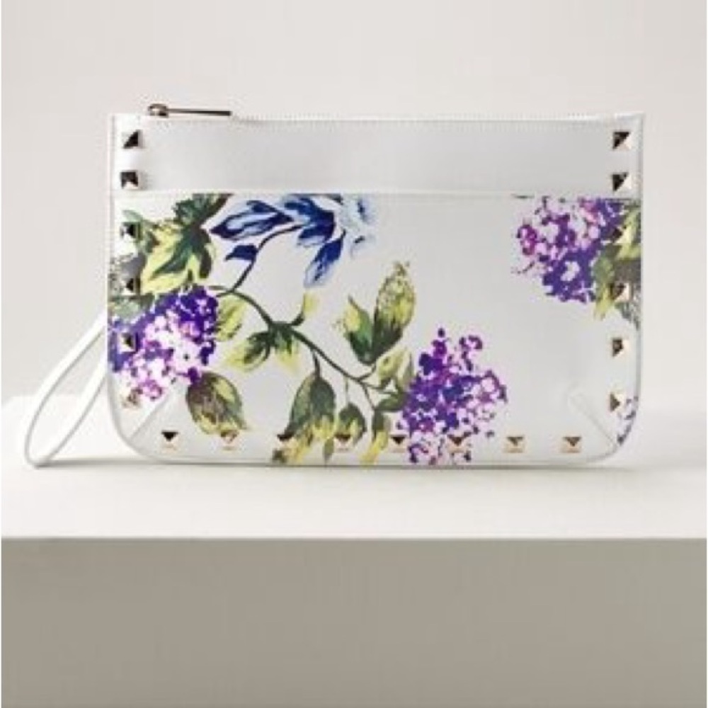NWT WHBM White House Black Market Hydrangea Floral Wristlet Clutch Stud Accent